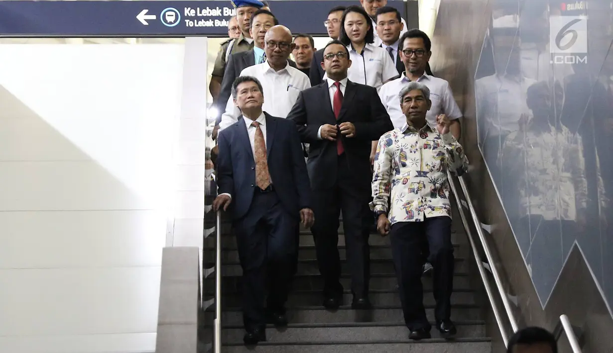 Gubernur DKI Jakarta Anies Baswedan (tengah) didampingi Wakil Menteri Luar Negeri Abdurrahman Mohammad Fachir (kanan) dan Sekretaris Jenderal ASEAN Lim Jock Hoi (kiri) berjalan memasuki Stasiun MRT ASEAN saat akan diresmikan di Jalan Sisingamangaraja, Jakarta, Rabu (10/4). (Liputan6.com/Immanuel Ant