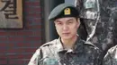 Meksipun mengenakan seragam militer dan rambutnya cepak, akan tetapi Lee Min Ho masih terlihat tampan menawan. (Foto: Soompi.com)