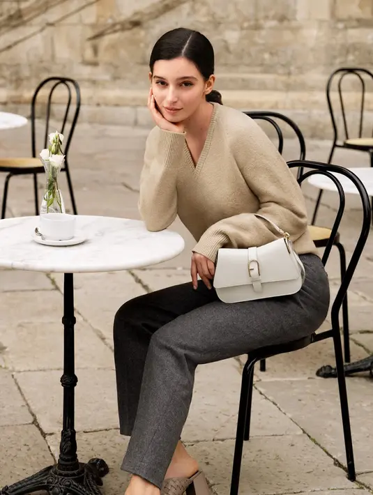 Kedua aktris tersebut menggambarkan wanita Furla yang mengukir ruang damai dalam kehidupan yang serba cepat, menemukan keseimbangan dalam keadaan yang menyenangkan. 
[Furla]