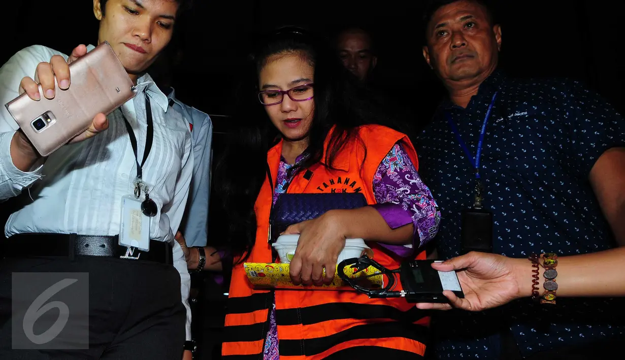 Damayanti Wisnu Putranti enggan menjawab pertanyaan wartawan usai diperiksa KPK, Jakarta, Senin (29/2/2016). Damayanti diperiksa KPK terkait kasus suap proyek di Kementerian Pekerjaan Umum dan Perumahan Rakyat. (Liputan6.com/Helmi Afandi)