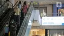 Pengunjung menaiki ekskalator di pusat perbelanjaan di Jakarta, Rabu (3/11/2021). Setelah diterapkan PPKM Level 1 di Jakarta, pusat perdagangan atau mal boleh menerima pengunjung hingga 100 persen sampai dengan pukul 22.00 WIB. (Liputan6.com/Faizal Fanani)