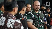 Komandan Pusat Polisi Militer (Danpuspom) TNI Marsekal Muda (Marsda) R Agung Handoko bersama Wakil Ketua Komisi Pemberantasan Korupsi (KPK), Johanis Tanak usai bertemu di Gedung Merah Putih KPK, Jakarta, Jumat (28/7/2023). (Liputan6.com/Helmi Fithriansyah)