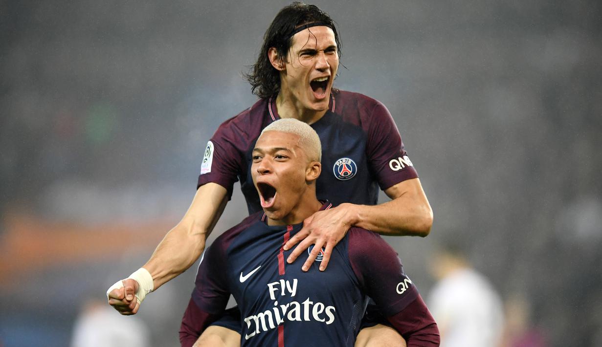 Selebrasi gol ala Kylian MBappe dan Edinson Cavani pada lanjutan Ligue 1 Prancis di Parc des Princes stadium, Paris, (20/12/2017). PSG menang 3-1. (AFP/Franck Fife)