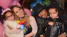 6 Selebritis dunia berikut ini dikaruniai tak hanya seorang bayi melainkan sepasang bayi kembar yang lucu dan menggemaskan. Ingin tahu siapa mereka? 