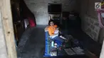 Seorang ibu menggendong sang anak saat santai di rumahnya dusun Regahan Lada, Pulau Sebesi, Lampung, Senin (31/12). Banyak warga dusun ini yang bertahan di lokasi pascatsunami yang melanda Selat Sunda pada 22 Desember lalu. (Liputan6.com/Herman Zakharia)