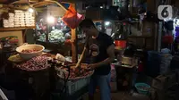Pedagangan menata bawang di Pasar Senin, Jakarta, Rabu (22/6/2022). Konflik Rusia dan Ukraina menambah melambungkan harga pangan dunia, namun inflasi Indonesia paling rendah. (Liputan6.com/Angga Yuniar)