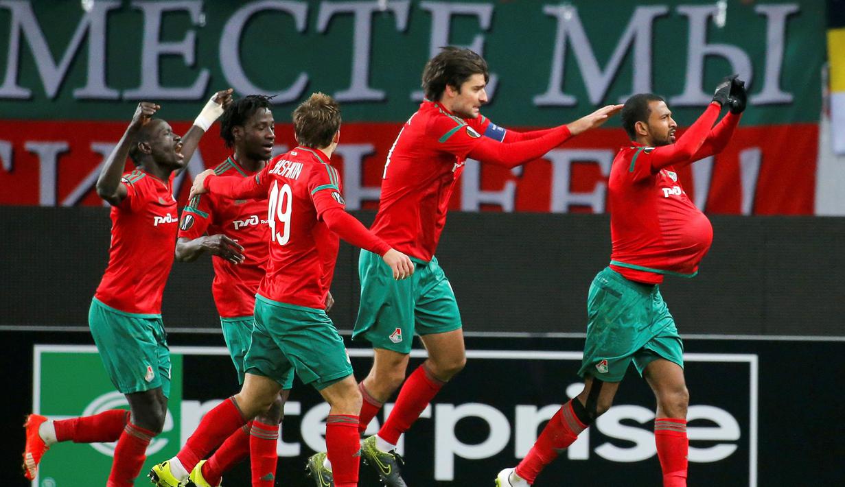 Pemain Lokomotiv Moscow merayakan gol yang dicetak Maicon (kanan) ke gawang Besiktas dalam laga Grup H Liga Europa di Moscow, Russia, Jumat (23/10/2015) dini hari WIB. (Reuters/Maxim Shemetov)