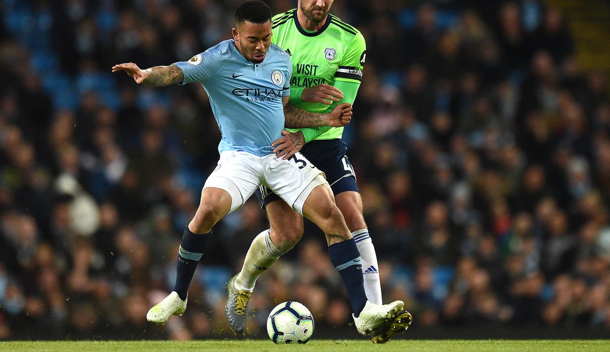 Penyerang Man City, Gabriel Jesus berkasi melewati pemain Cardiff City pada laga lanjutan Premier League yang berlangsung di Stadion Etihad, Manchester, Kamis (4/4). Manchester City menang 2-0 atas Cardiff City. (AFP/Oli Scarff)