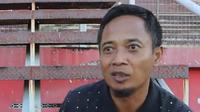 Mantan striker Persebaya Surabaya, Abdul Kirom, dalam channel youtube Omah Balbalan. (Bola.com/Abdi Satria)