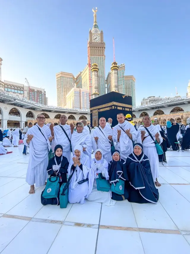 Hadiah dari Raffi Ahmad, Ini 6 Potret Bopak Castello dan Istri Jalani Umrah