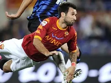 Gaya diving header dari Mirko Vucinic yang menghasilkan gol tunggal kemenangan AS Roma atas Inter Milan pada partai Serie A di Stadio Olimpico, Roma, 25 September 2010. AFP PHOTO/Filippo MONTEFORTE