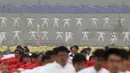 Ribuan orang melakukan pertunjukan bela diri Taichi di salah satu lapangan sekolah di Provinsi Henan, Cina, Minggu (18/10/2015). Pertunjukan ini diselenggarakan di 15 lokasi yang berbeda. (REUTERS/Stringer)