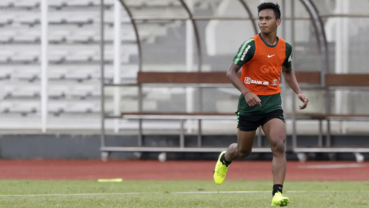 Pemain Timnas Indonesia U-22, Osvaldo Haay, mengamati arah bola saat latihan. (Bola.com/Yoppy Renato)