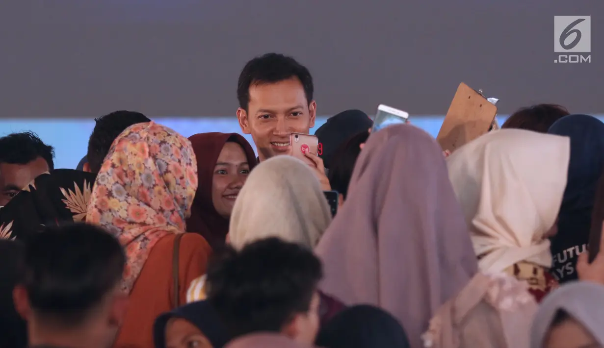 Peserta berebut berswafoto dengan pemeran Ayat Ayat Cinta 2, Fedi Nuril saat Emtek Goes To Campus 2017 di Universitas Telkom, Bandung, Rabu (29/11). EGTC 2017 Bandung diadakan pada Selasa-Kamis, 28-30 November 2017. (Liputan6.com/Helmi Fithriansyah)