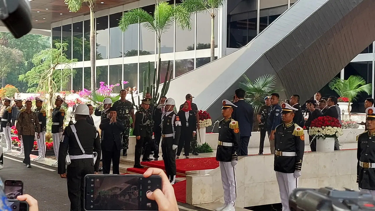 Presiden Terpilih Prabowo Subianto tiba di kompleks parlemen menjelang penyampaikan pengantar Rancangan Undang-Undang APBN 2025 beserta Nota Keuangannya.
