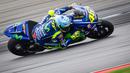 Valentino Rossi saat memacu YZR-M1 tanpa sayap di hari kedua tes pramusim di Sirkuit Sepang, Malaysia, Selasa (31/1). Dorna (penyelenggara MotoGP) melarangan penggunaan winglet pada MotoGP 2017. (AP PHOTO)