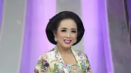 Potret wanita kelahiran 1980 ini memakai gaun berwarna hijau dengan motif bunga-bunga dipadukan juga dengan kain jarik berwarna merah. Penampilannya saat mengenakan kebaya ini banjir pujian, bak putri Keraton. (Liputan6.com/IG/@showimah)