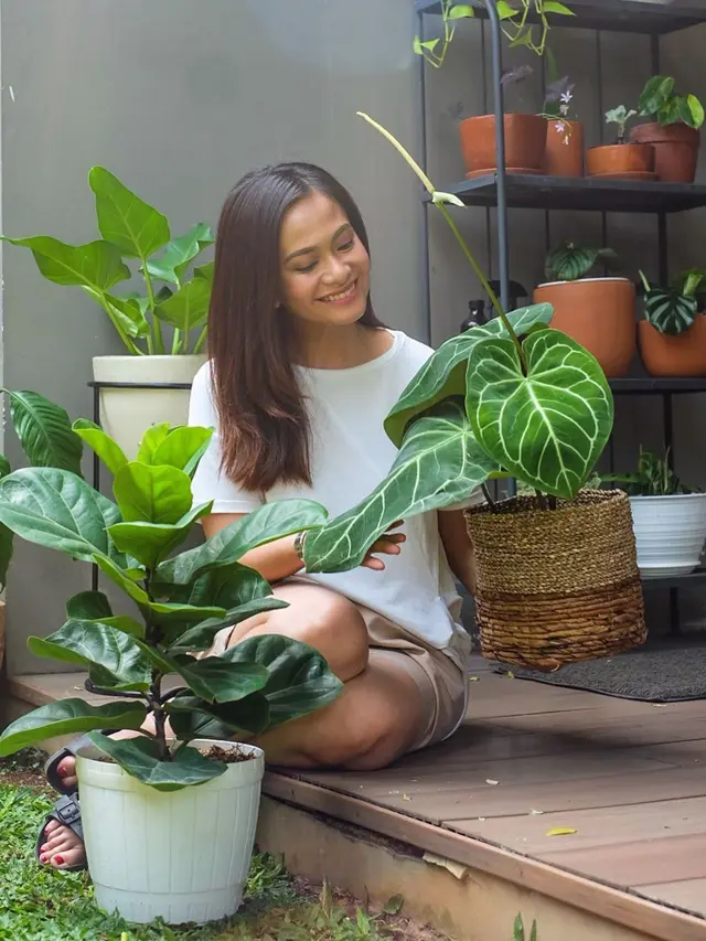 Rumah Asri Penuh Tanaman, Ini 7 Potret Ersa Mayori saat Berkebun