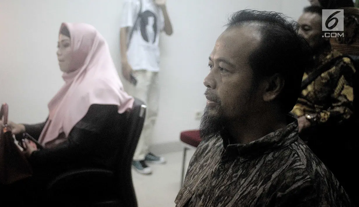 Kuasa hukum penyanyi Opick, Ismar Syafruddin (kanan) dan kuasa hukum Dian Rositaningrum, Ina Rachman (kiri) menghadiri sidang putusan cerai di Pengadilan Agama Jakarta Timur, Selasa (10/7). Sidang ditunda pada 24 Juli 2018. (Liputan6.com/Faizal Fanani)