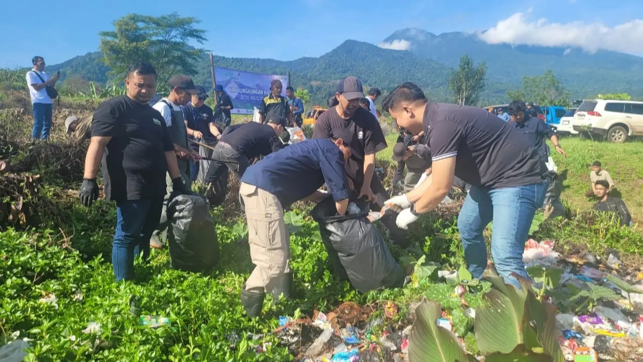Momentum Hari Lingkungan Hidup Sedunia diperingati dengan aksi penanaman pohon dan bersih-bersih sampah di kawasan Puncak, Kabupaten Bogor, Minggu (30/6/2024).