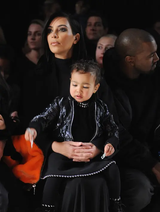 Tiba-tiba rating Keeping Up with the Kardashian turun. Kim memutar otak dan harus mempunyai cara baru untuk para penggemar akan menonton acara itu kembali. Kim yang seolah menjual anak demi rating acara reality shownya. (AFP/Bintang.com)