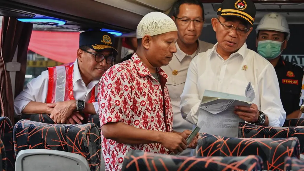 Menteri Perhubungan Budi Karya Sumadi saat meninjau Terminal Kampung Rambutan, Jakarta.