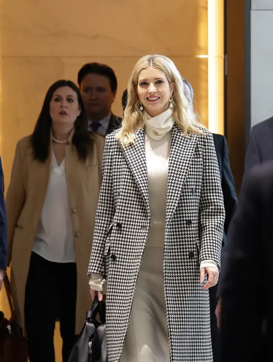 Putri Presiden AS Donald Trump, Ivanka Trump tiba di Bandara Internasional Incheon di Incheon, Korea Selatan, (23/2). (AP Photo/Ahn Young-joon. Pool)
