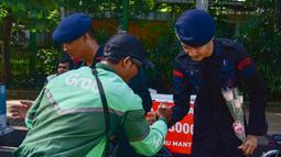 Ratusan pengemudi ojek daring/online (ojol) melakukan aksi damai dengan berjalan kaki dari depan Balai Kota Jakarta ke arah Patung Kuda atau Patung Arjuna Wijaya, Selasa (2/9/2025). (merdeka.com/Arie Basuki)