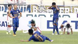 Kapten Persib, Achmad Jufrianto, tampak sedih usai gagal meraih kemenangan atas Bali United pada laga Liga 1 Indonesia di Stadion Si Jalak Harupat, Bandung, Kamis (21/9/2017). Persib bermain imbang 0-0 dengan Bali United. (Bola.com/M Iqbal Ichsan)