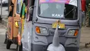 Sejumlah bajaj bermotif maskot Asian Games 2018 menunggu penumpang di kawasan Monas, Jakarta, Kamis (17/5). Bajaj-bajaj itu dicat serta dihias hingga menyerupai tiga maskot Asian Games 2018, yaitu Bhin Bhin, Atung dan Kaka. (LIputan6.com/Arya Manggala)