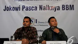 Peneliti Lingkaran Survei Indonesia (LSI), Ade Mulyana (kanan) membeberkan hasil penelitiannya terkait kenaikan harga BBM beberapa waktu lalu, Jakarta, Jumat (21/11/2014). (Liputan6.com/Johan Tallo)