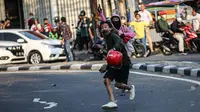 Polisi Tangkap Pendemo UU Cipta Kerja yang Menyamar Jadi Satpol PP
