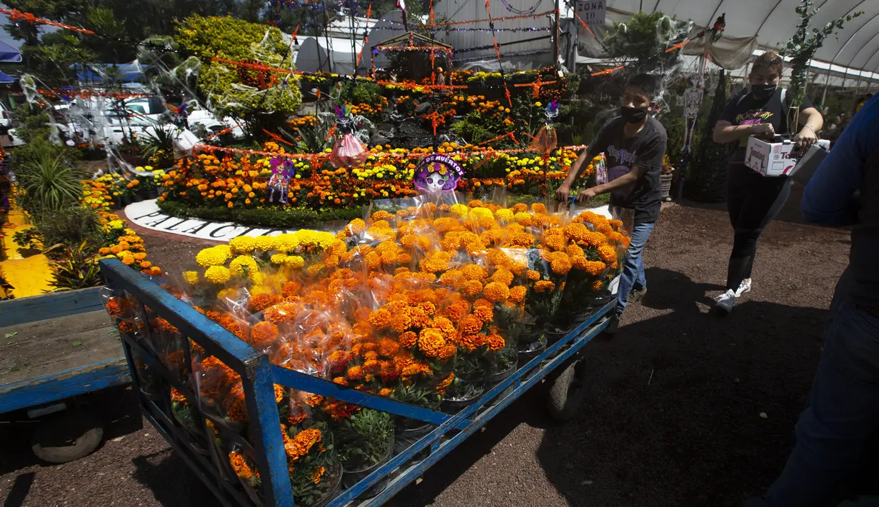 Orang-orang berbelanja bunga marigold di Xochimilco, Mexico City, Meksiko, Rabu (14/10/2020). Panen bunga marigold Meksiko yang dikenal sebagai Cempasuchil dalam bahasa Nahuatl dilakukan jauh-jauh hari sebelum hari libur Day of the Dead. (AP Photo/Marco Ugarte)