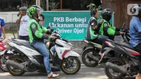 Ojek online (ojol) antre menerima bantuan berupa bingkisan makan siang dan hand sanitizer di kawasan Jalan Raden Saleh, Jakarta, Selasa (7/3/2020). DPP PKB memberikan 500 paket kepada ojol akibat lesunya orderan selama pandemi corona Covid-19. (Liputan6.com/Fery Pradolo)