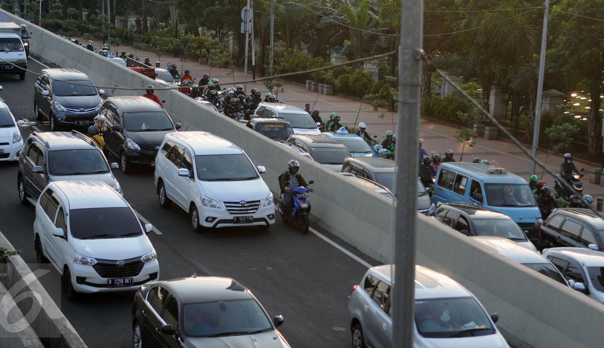 Pengendara motor melintas di Jalan Layang Non Tol Tanah Abang arah Kampung Melayu, Jakarta, Kamis (28/7). Meski berbahaya, para pengendara sepeda motor seringkali nekat melintasi JLNT Kampung Melayu-Tanah Abang. (Liputan6.com/Helmi Fithriansyah)