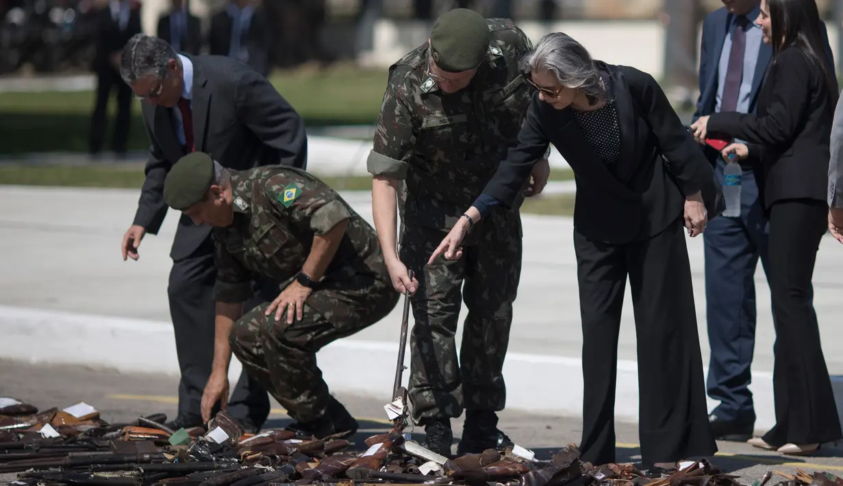 Presiden Mahkamah Agung Carmen Lucia melihat sejumlah senjata hasil sitaan yang dihancurkan di Rio de Janeiro, Brasil, Rabu (20/12). (AP Photo/Leo Correa)