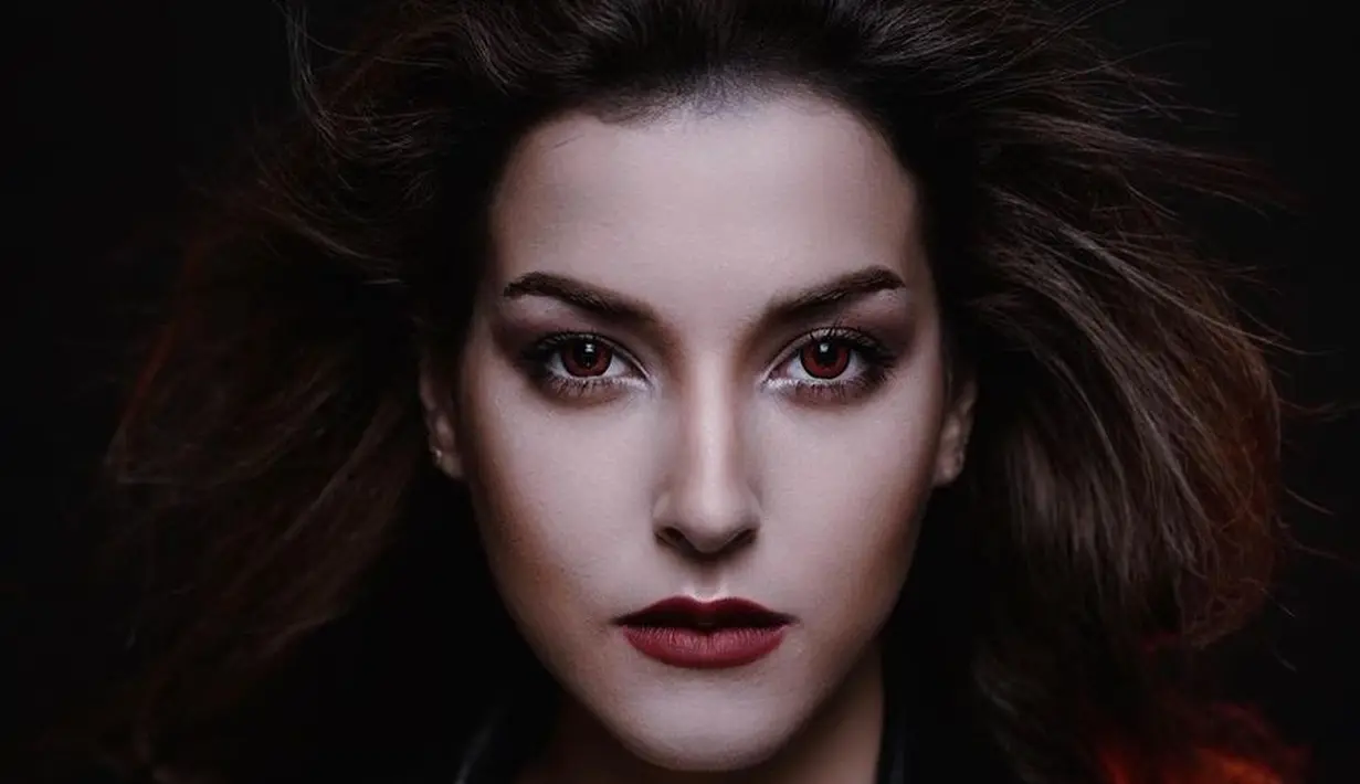 Untuk mendapatkan look ala Bella Swan, Tasya memakai riasan makeup bold dengan smokey eye dan lipstik merah maroon. (Instagram/tasyafarasya).