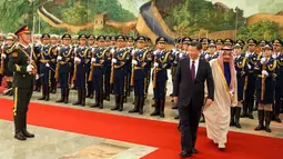 Raja Arab Saudi Salman bin Abdulaziz al-Saud bersama Presiden China Xi Jinping mengikuti upacara penyambutan di Beijing, China (16/3). Raja Salman kunjungi China sebagai bagian dari tur Kerajaan Arab Saudi ke beberapa negara. (AP Photo / Ng Han Guan)