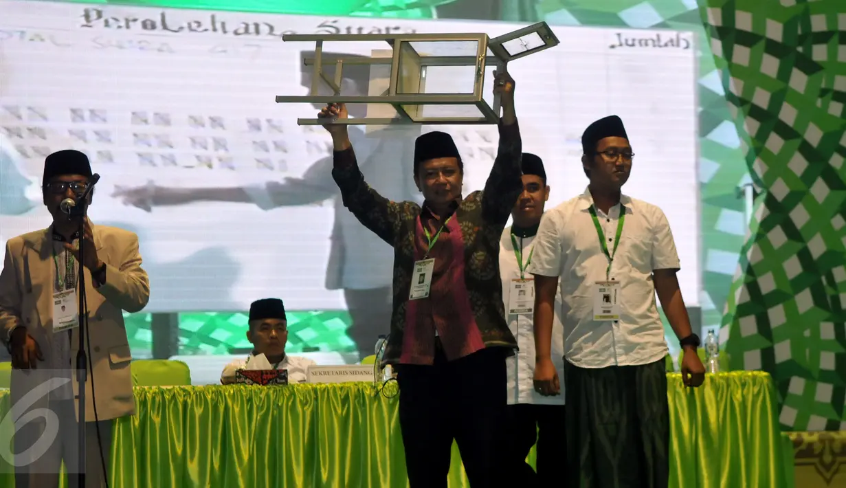 Panitia menunjukan kotak suara bakal calon ketum PBNU yang telah kosong pada Muktamar NU ke-33 di Jombang, Rabu (5/8/2015).Pemungutan suara bakal calon ketum PBNU tersebut diikuti 378 peserta yang terverifikasi dari 508 peserta. (Liputan6.com/Johan Tallo)