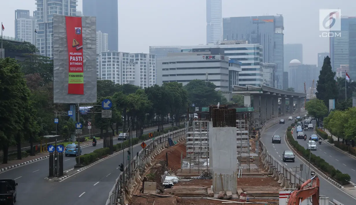 Sejumlah kendaraan melintas di sisi papan reklame di sekitar Jalan HR Rasuna Said, Jakarta, Sabtu (20/12). Ada 60 titik lokasi penyegelan reklame di Jakarta yang akan dilakukan oleh Satpol PP DKI. (Liputan6.com/Helmi Fithriansyah)