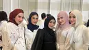 Salah satu geng Mamayu yang Margin juga hadir mengenakan kerudung instan dipadukan atasan blazer sleeves inner manset putih. Serta bawahan rok putih serasi dengan waena tas Hermes dan heels strap nya. [@marginw]