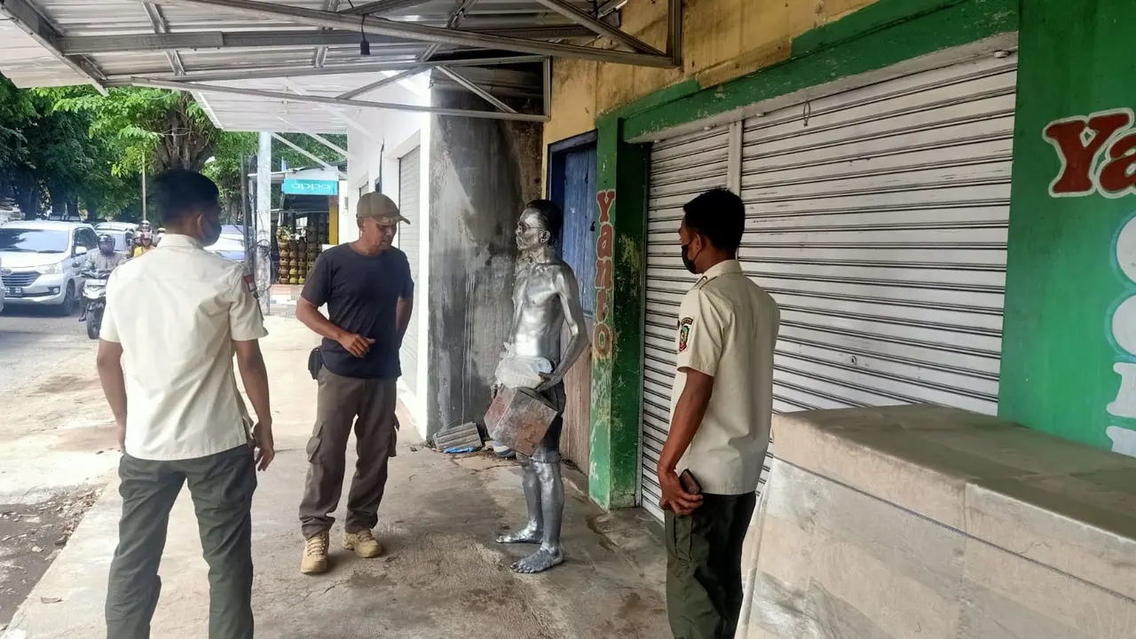 Manusia silver diamankan Satpol PP Banyuwangi karena dianggap mengganggu. (Istimewa)