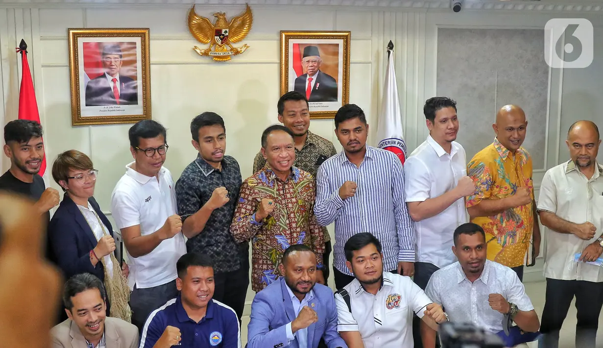 Menteri Pemuda dan Olahraga (Menpora) RI, Zainudin Amali foto bersama saat menerima audiensi perwakilan klub Liga 2 di Jakarta, Senin (16/1/2023). Pertemuan perwakilan Klub tersebut membahas nasib Liga 2 dan 3 untuk mengadukan nasib mereka setelah kompetisi dihentikan. (Liputan6.com/Angga Yuniar)