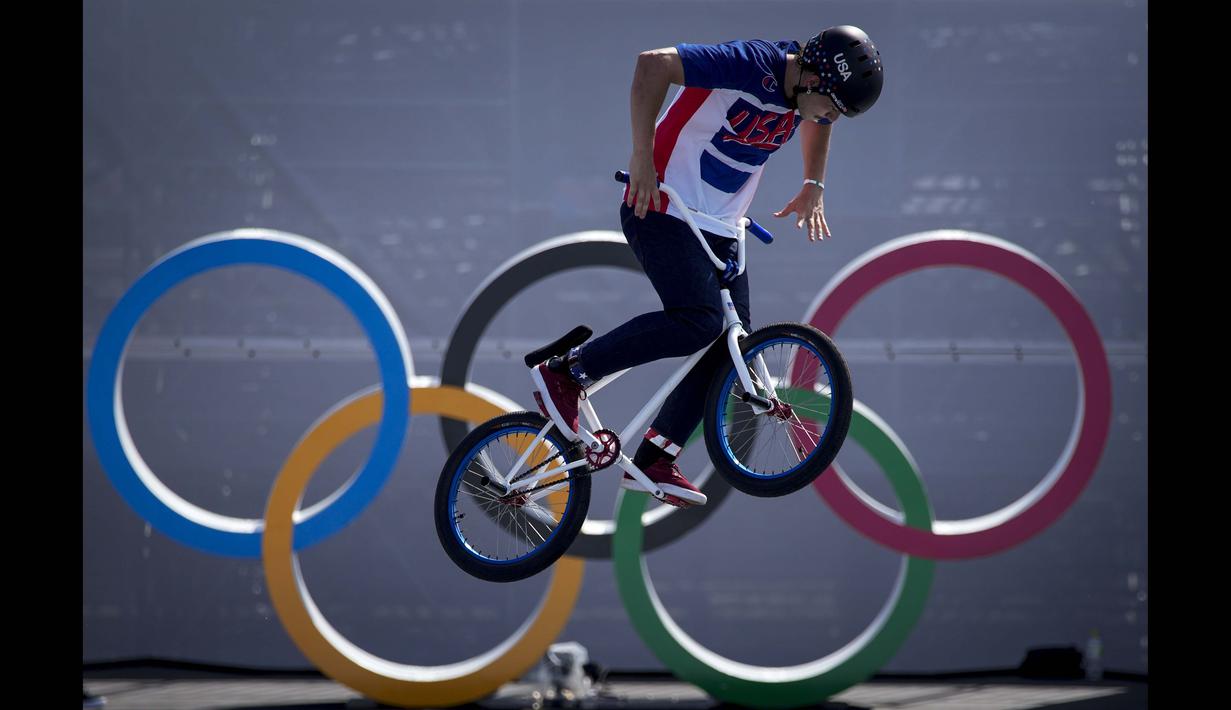 Justin Dowell, dari Amerika Serikat, melakukan lompatan saat sesi latihan dalam cabang olahraga Balap Sepeda Gaya Bebas BMX  Olimpiade Tokyo 2020, Selasa (27/7/2021). (Foto: AP/Ben Curtis)