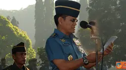 Citizen6, Jakarta: Amanat Panglima TNI Laksamana TNI Agus Suhartono, oleh Kapuspen TNI Laksamana Muda TNI Iskandar Sitompul pada upacara bendera 17 - an di Lapangan Upacara Mabes TNI Cilangkap, Jakarta, Senin (18/6). (Pengirim: Badarudin Bakri Badar).