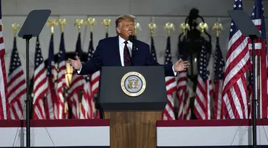 Presiden Amerika Serikat Donald Trump menyampaikan pidato pada hari keempat Konvensi Nasional Partai Republik di Gedung Putih, Washington DC, Amerika Serikat, Kamis (27/8/2020). (AP Photo/Evan Vucci)