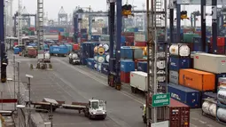 Suasana aktivitas di Terminal Peti Kemas (TPK) Koja, Pelabuhan Tanjung Priok, Jakarta, Selasa (25/10). Manajemen TPK terus meningkatkan produktivitas guna memastikan kegiataan arus barang berjalan lancar di pelabuhan. (Liputan6.com/TPK Koja)