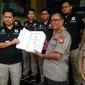 Penyidik Polda Metro Jaya menyerahkan berkas perkara Ratna Sarumpaet. (Merdeka.com/Ronald)