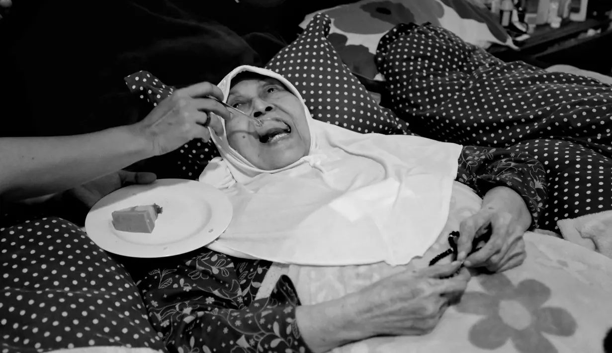 Pemeran Mak Nyak dalam sinetron Si Doel Anak Sekolahan, kini telah berusia 79 tahun. Ia menghabiskan sisa hidupnya hanya di tempat tidur. Ketegaran begitu telihat saat Bintang.com menyambangi kediaman anaknya di pinggir Jakarta. (Adrian Putra/Bintang.com)