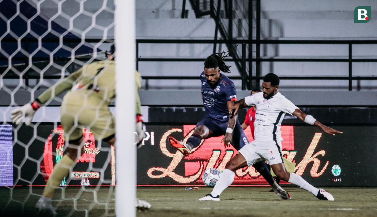 Gol yang ditunggu Arema lahir di menit 30. Tendangan bebas Carlos Fortes (tengah) menembus gawang Persipura yang dikawal Fitrul Dwi. Bola berubah arah akibat menyentuh kepala pemain Persipura yang jadi pagar betis. (Bola.com/Maheswara Putera)